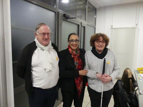 Dominique Allain, trésorier national de Voir Ensemble, à gauche, et Rachel Perrin ont accueilli la ministre sur l'atelier du Comité d'Entente Déficience Visuelle.
