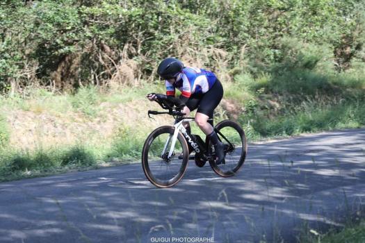 Précilia sur son vélo de chrono